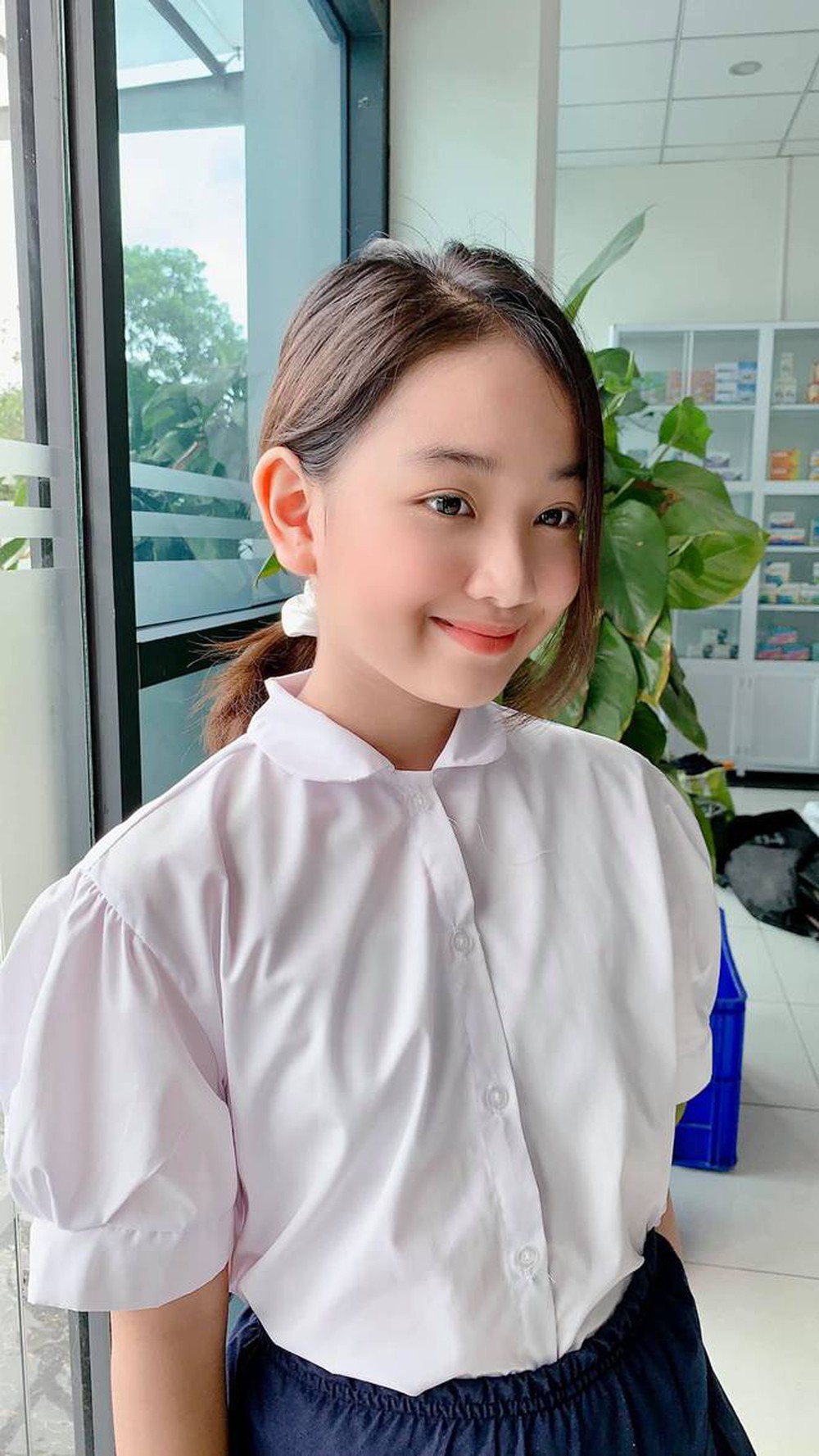 Nữ sinh được tìm kiếm nhiều nhất ngày khai giảng hóa ra là “người quen”, nhan sắc ngoài đời xinh như thiên thần