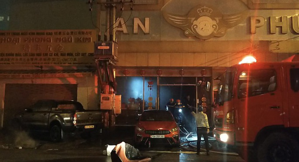 Hình ảnh cháy khủng khiếp tại karaoke ở Bình Dương, 12 người chết - Ảnh 1.