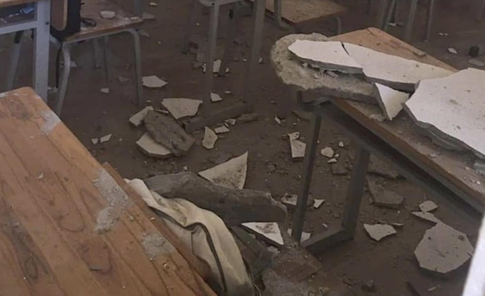 Vữa trần nhà rơi trúng khiến 2 học sinh bị thương - Ảnh 1.