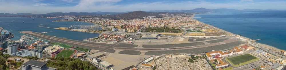 Sân bay Gibraltar - Đường băng duy nhất trên thế giới giao nhau với một con đường - Ảnh 4.