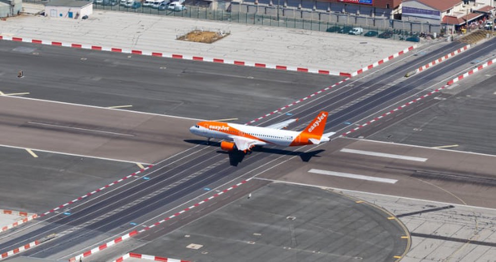 Sân bay Gibraltar - Đường băng duy nhất trên thế giới giao nhau với một con đường - Ảnh 5.