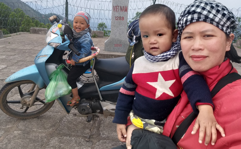 Bà mẹ người Dao cùng con 27 tháng tuổi phượt xuyên Việt, mắc võng, ngủ lều ở giữa rừng