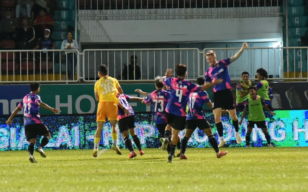 Ngoại binh sắm vai người hùng, HAGL nhọc nhằn vào bán kết sau loạt luân lưu đầy kịch tính - Ảnh 3.