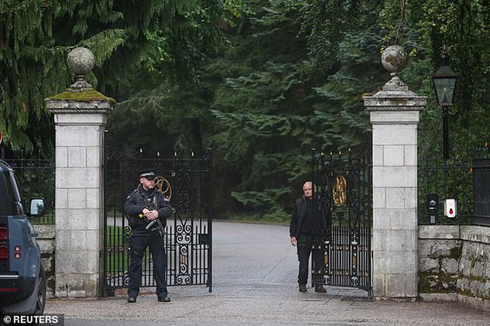 Trực thăng Hoàng gia Anh hạ cánh xuống nơi Nữ hoàng Elizabeth II đang ở - Ảnh 4.