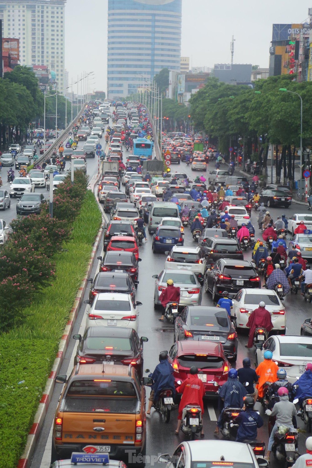 Người Hà Nội chật vật đi làm trong cơn mưa tầm tã - Ảnh 8.