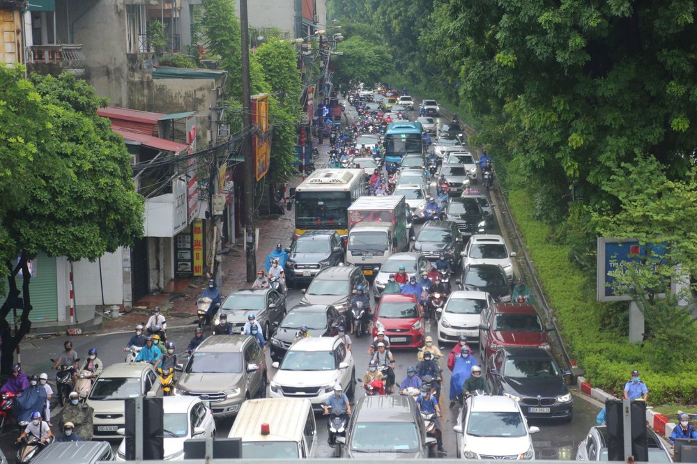 Người Hà Nội chật vật đi làm trong cơn mưa tầm tã - Ảnh 9.