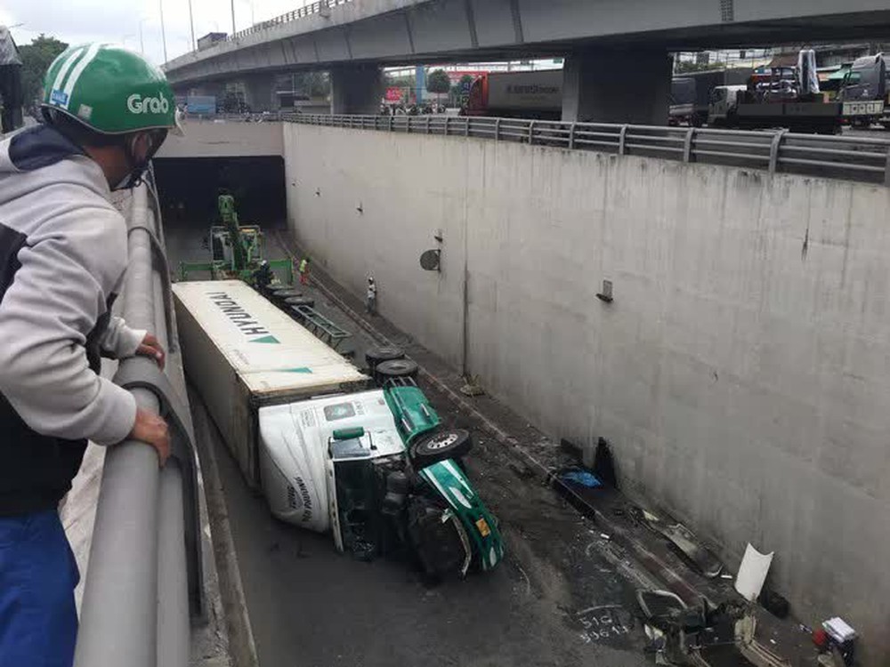 Xe container lật ngang hầm chui ngã 4 Vũng Tàu, kẹt xe nhiều km - Ảnh 1. Xe container lật ngang hầm chui ngã 4 Vũng Tàu, kẹt xe nhiều km - Ảnh 1.