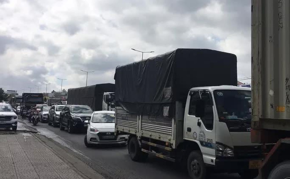 Xe container lật ngang hầm chui ngã 4 Vũng Tàu, kẹt xe nhiều km - Ảnh 2. Xe container lật ngang hầm chui ngã 4 Vũng Tàu, kẹt xe nhiều km - Ảnh 2.