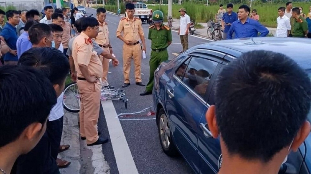 Tông tử vong cháu bé 5 tuổi, học viên và thầy dạy lái xe bị khởi tố - Ảnh 1.