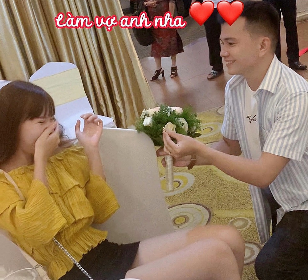 Chăm chỉ mua hàng online, cô gái ‘chốt đơn’ luôn anh chồng shipper