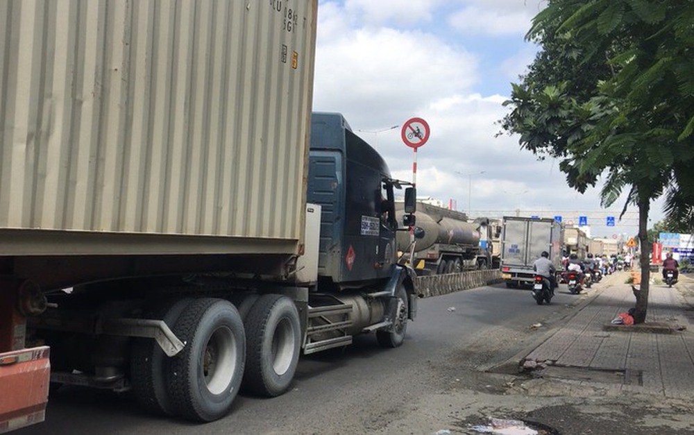 Xe container lật ngang hầm chui ngã 4 Vũng Tàu, kẹt xe nhiều km - Ảnh 3. Xe container lật ngang hầm chui ngã 4 Vũng Tàu, kẹt xe nhiều km - Ảnh 3.