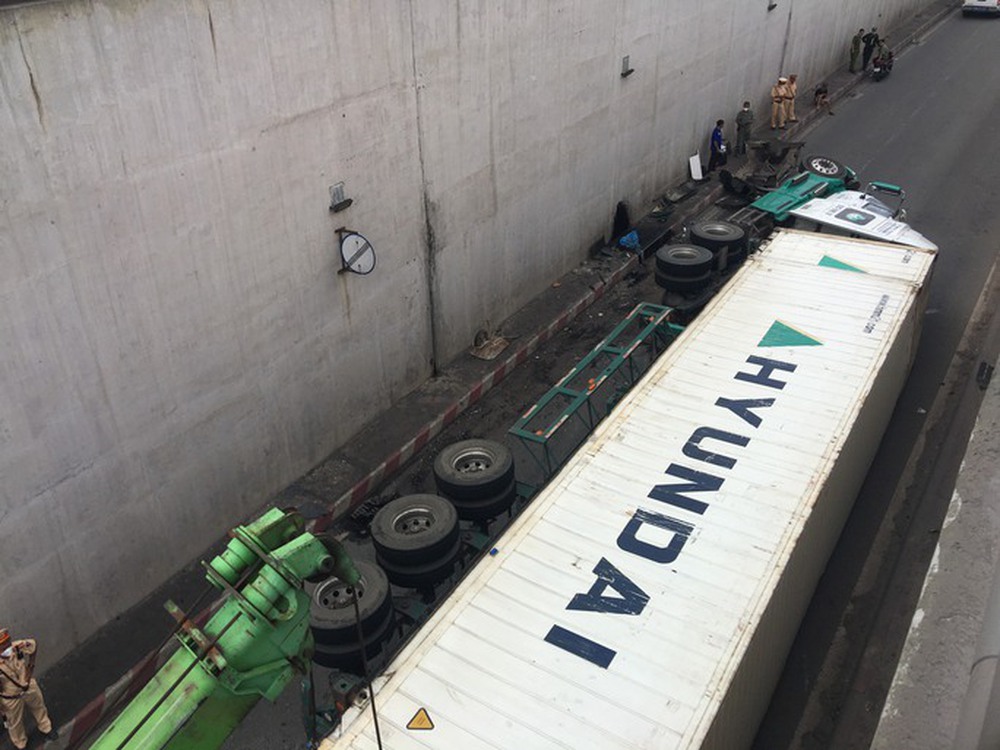 Xe container lật ngang hầm chui ngã 4 Vũng Tàu, kẹt xe nhiều km