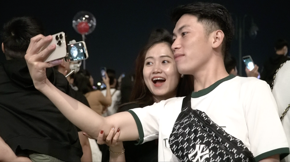 Khoảnh khắc người dân TP HCM đón năm mới 2023 dưới bầu trời pháo hoa