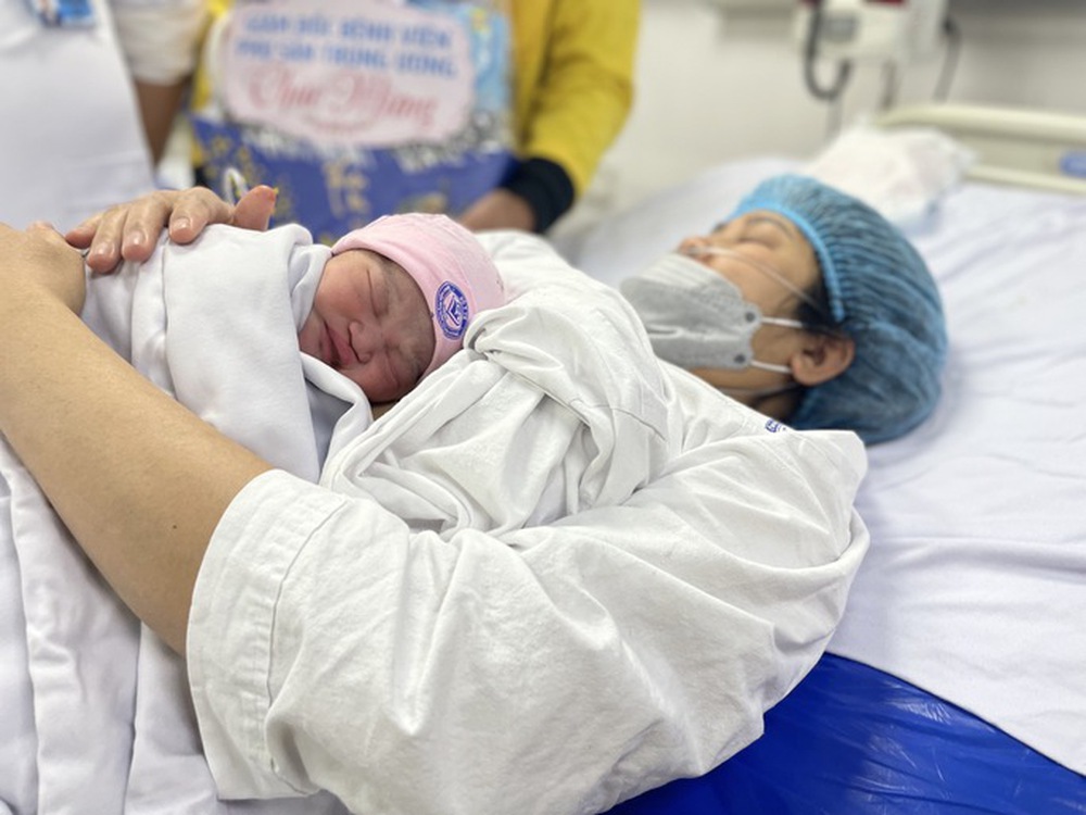 Công dân nhí đầu tiên trong năm mới chào đời đúng 0 giờ 1-1-2023