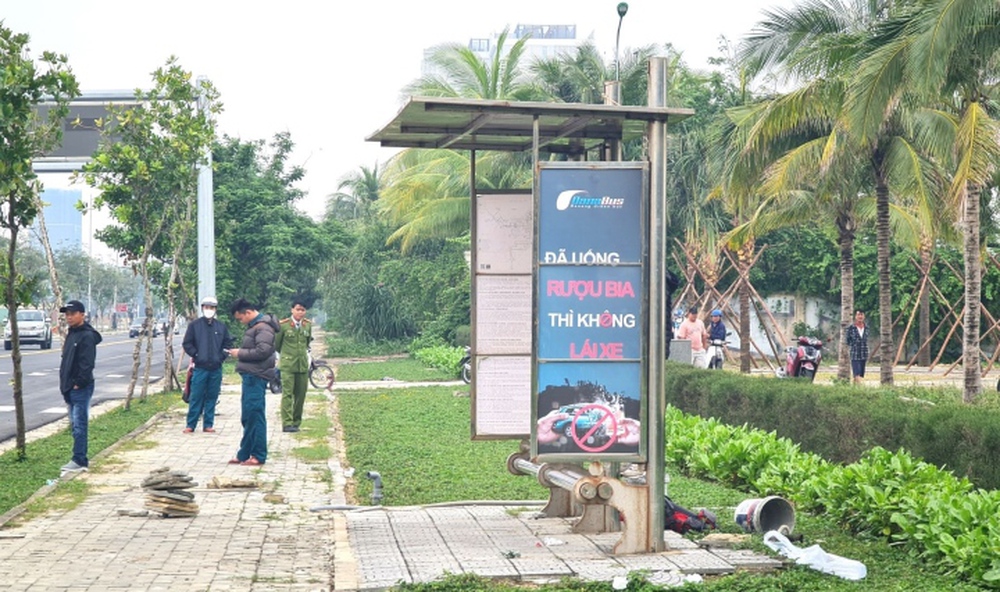 Người đàn ông nước ngoài chết trong tư thế treo cổ tại trạm chờ xe buýt