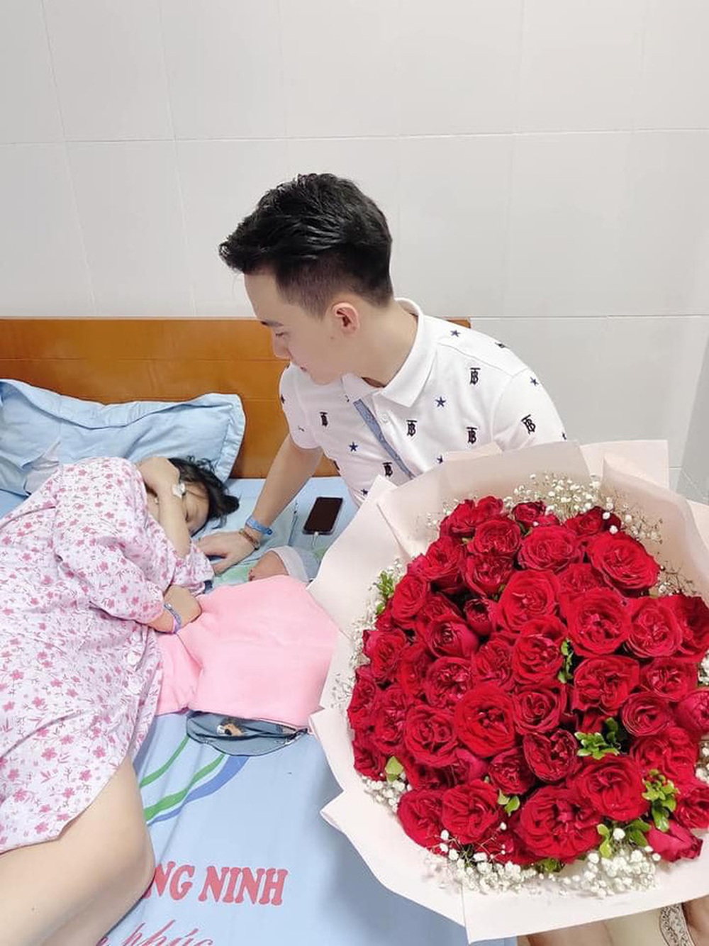 Những màn tặng quà khủng cho vợ khiến dân mạng “ngả mũ”: Người gửi ngay 500 triệu, người trao tay hẳn xe sang