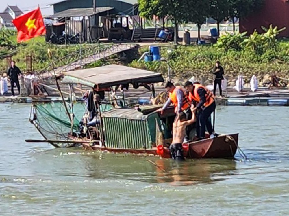 Bị truy bắt, nghi phạm giết người cầm chai thuốc trừ sâu nhảy xuống sông - Ảnh 1.