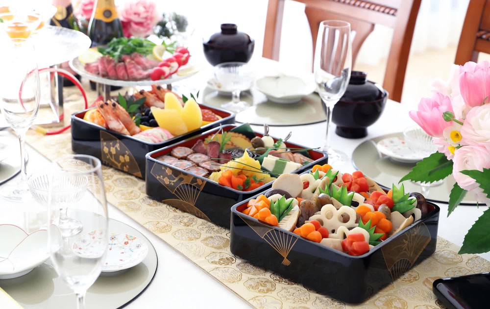 Những truyền thống đón năm mới đặc sắc ở Nhật Bản: Từ ‘cổng thông’ cầu may cho đến chiếc bánh nếp dâng lên thần linh