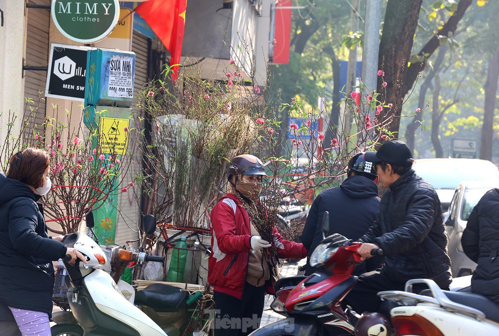 Hà Nội bình dị trong buổi sáng đầu năm mới 2023 - Ảnh 3. Hà Nội bình dị trong buổi sáng đầu năm mới 2023 - Ảnh 3.
