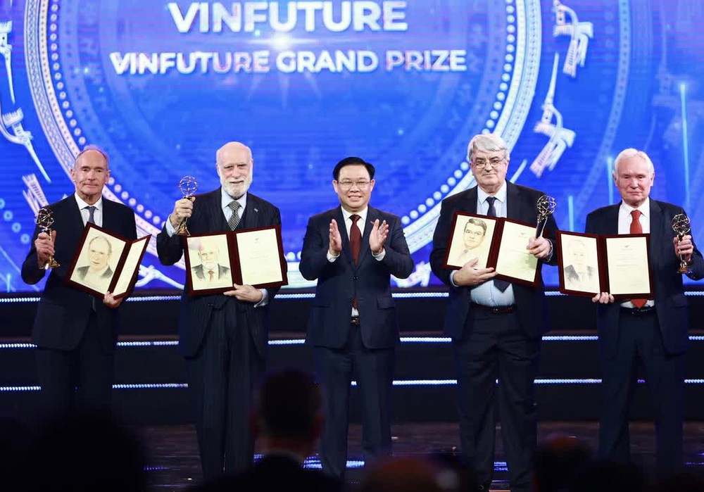 Chân dung những cha đẻ Internet, có người được xem là hình mẫu Kiến trúc sư trong phim Ma trận