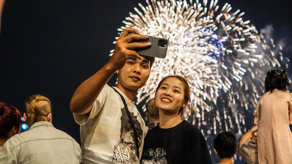 Khoảnh khắc người dân TP HCM đón năm mới 2023 dưới bầu trời pháo hoa - Ảnh 6.