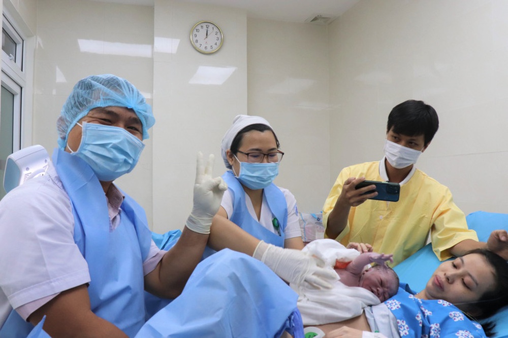Những em bé chào đời vào thời khắc giao thừa 2023 tại TP.HCM - Ảnh 1.