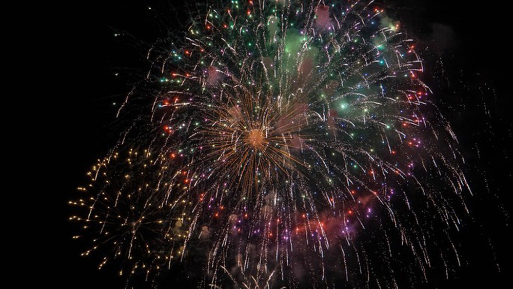 Khoảnh khắc người d&acirc;n TP HCM đ&oacute;n năm mới 2023 dưới bầu trời ph&aacute;o hoa - Ảnh 4.