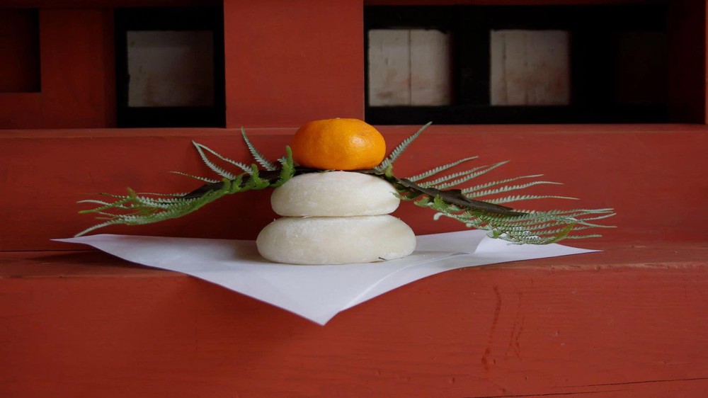Những truyền thống đón năm mới đặc sắc ở Nhật Bản: Từ cổng thông cầu may cho đến chiếc bánh nếp dâng lên thần linh - Ảnh 3.