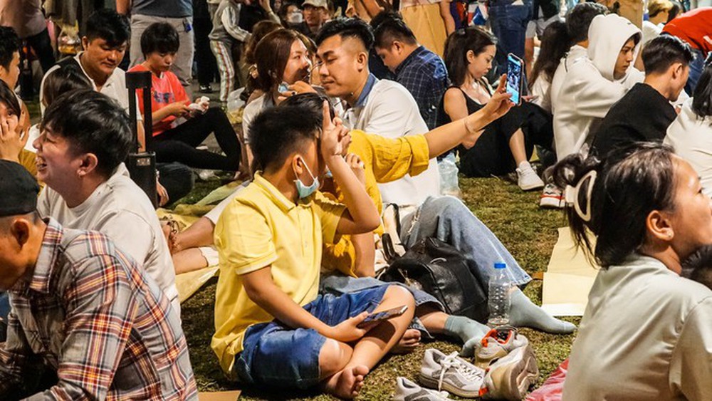 Khoảnh khắc người d&acirc;n TP HCM đ&oacute;n năm mới 2023 dưới bầu trời ph&aacute;o hoa - Ảnh 2.