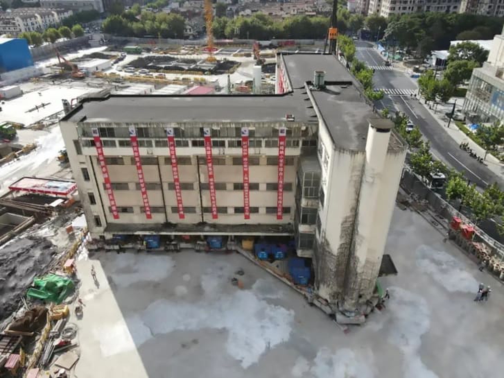 Kinh ngạc: Tòa nhà 5 tầng, nặng 7.600 tấn được nhấc bổng toàn bộ, đi bộ tới vị trí mới cách 62m mà giữ nguyên hiện trạng  - Ảnh 2.