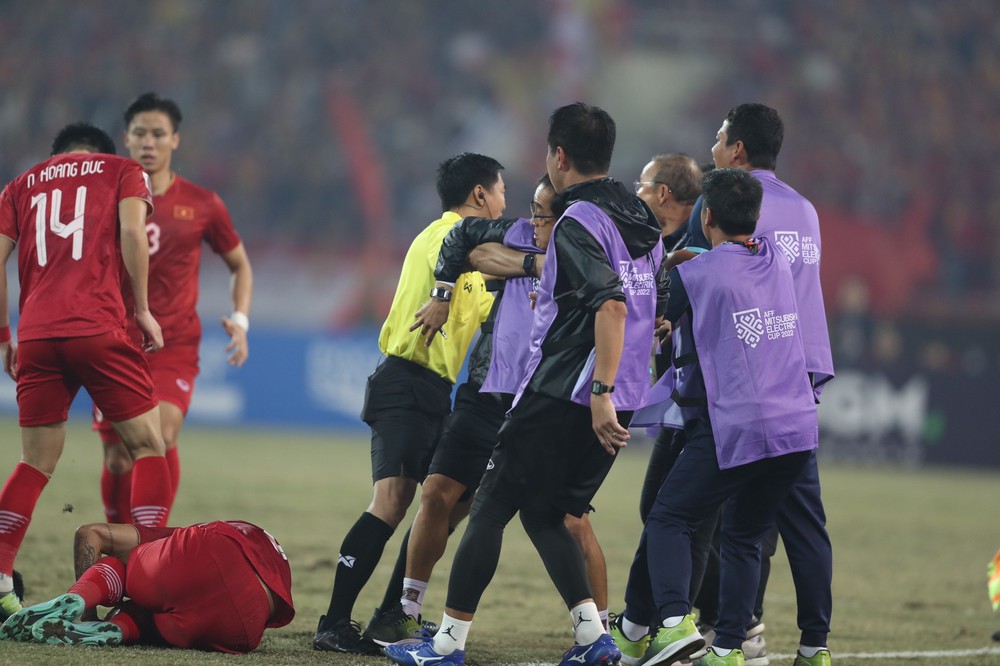 Vì Văn Hậu, trợ lý Lee Yong-jin có những hành động chưa từng thấy - Ảnh 4.