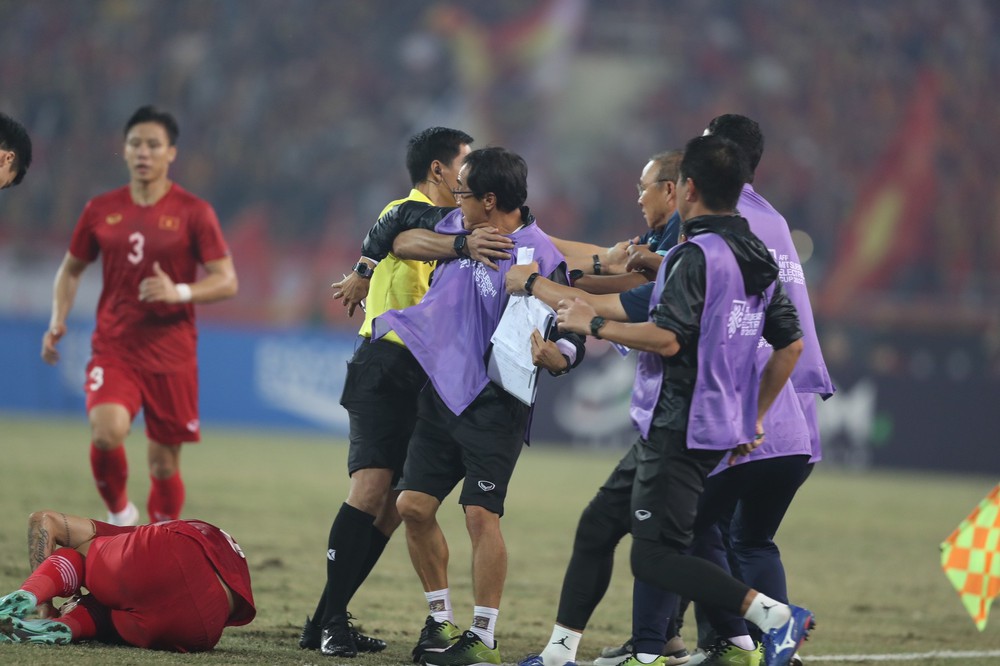 Vì Văn Hậu, trợ lý Lee Yong-jin có những hành động chưa từng thấy - Ảnh 3.