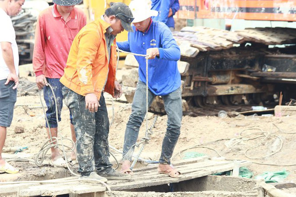 CHÙM ẢNH: 11 ngày đêm nỗ lực đưa bé trai lọt vào trụ bê-tông ở Đồng Tháp lên mặt đất - Ảnh 21.