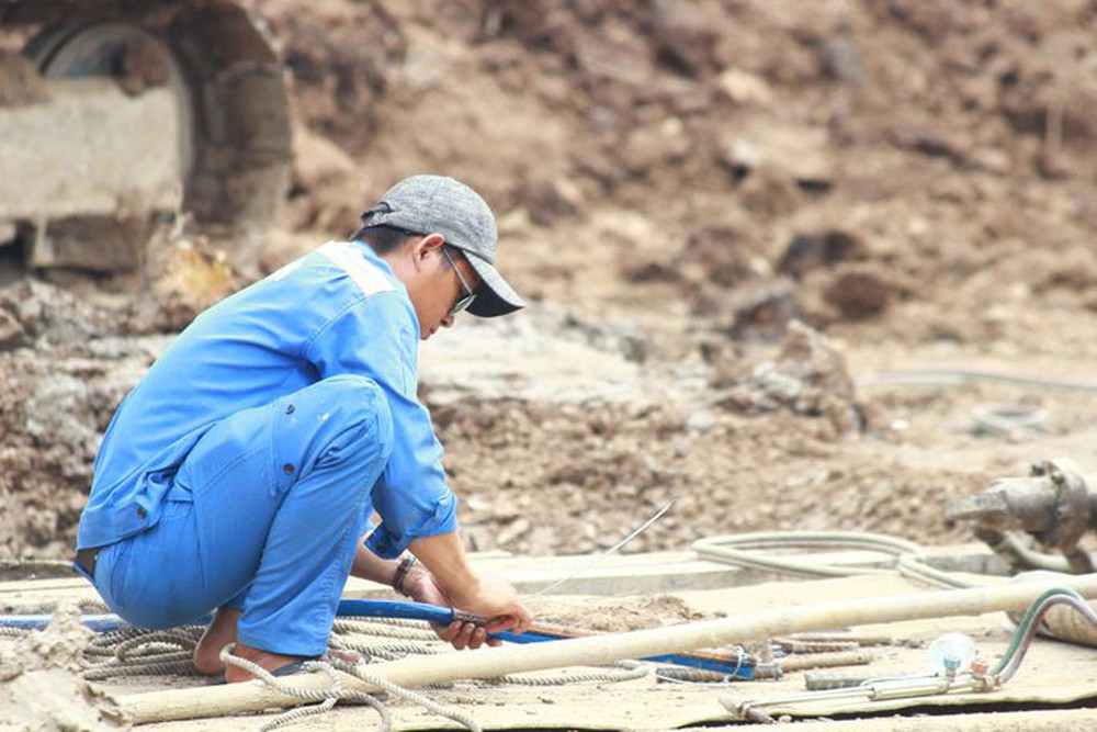 CHÙM ẢNH: 11 ngày đêm nỗ lực đưa bé trai lọt vào trụ bê-tông ở Đồng Tháp lên mặt đất - Ảnh 19.