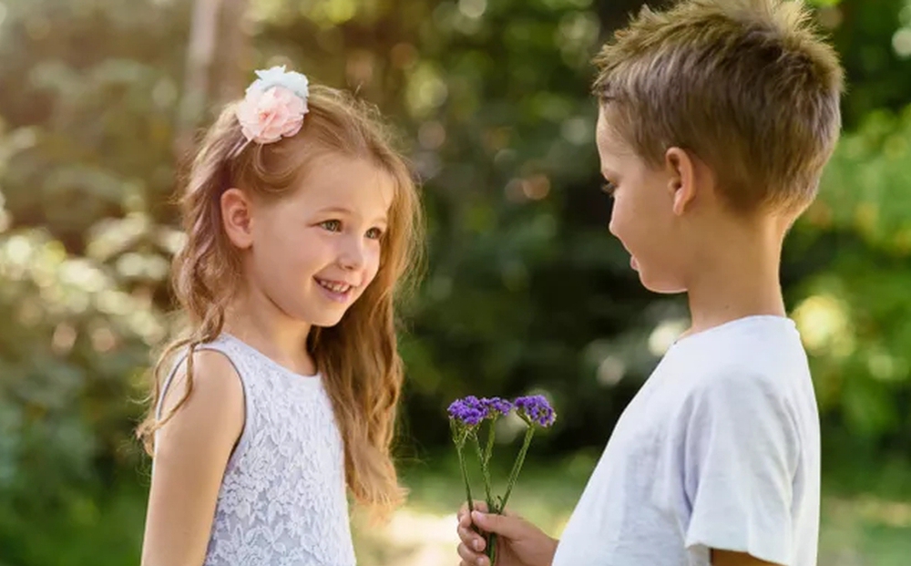 Bố mẹ cần làm gì khi phát hiện trẻ có mối tình đầu?