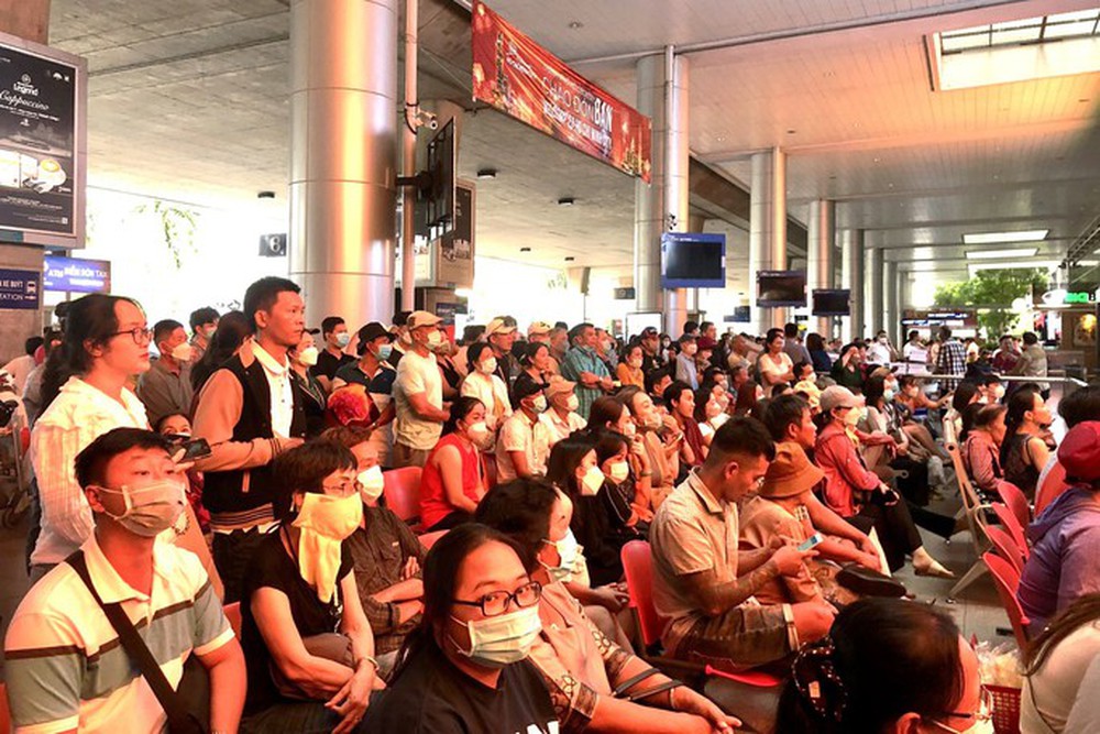 PS ảnh: Những cuộc gặp rơi nước mắt giữa sân bay Tân Sơn Nhất - Ảnh 8.