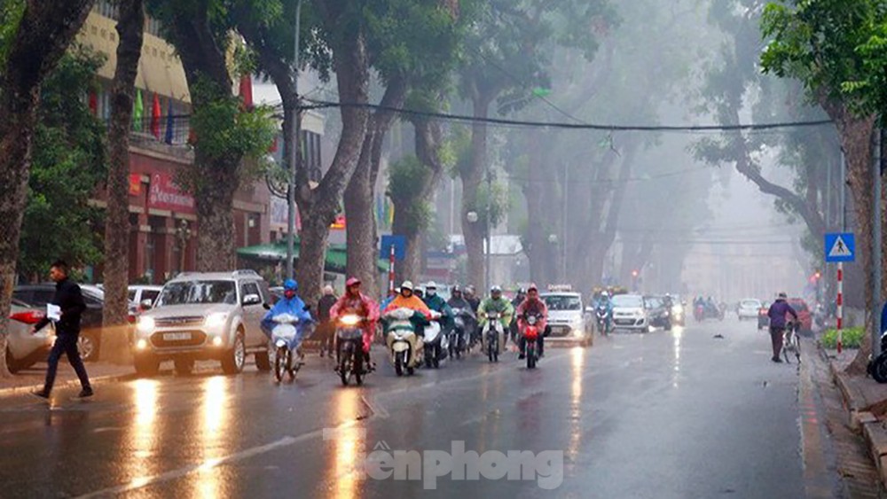 Người Hà Nội không mưa cũng phải mặc áo mưa khổ sở đi làm, đi học - Ảnh 1.