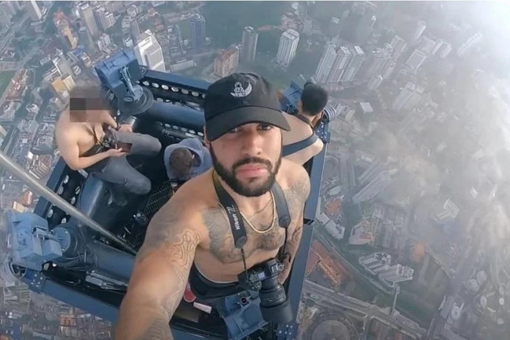 Cảnh sát bắt nhóm YouTuber leo lên tòa nhà 118 tầng để quay clip - Ảnh 1.