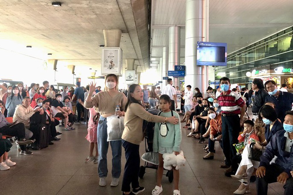 PS ảnh: Những cuộc gặp rơi nước mắt giữa sân bay Tân Sơn Nhất - Ảnh 5.