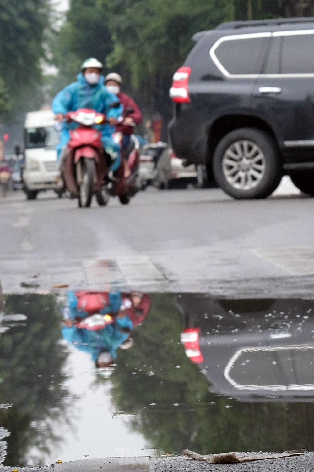 Người Hà Nội không mưa cũng phải mặc áo mưa khổ sở đi làm, đi học - Ảnh 9.