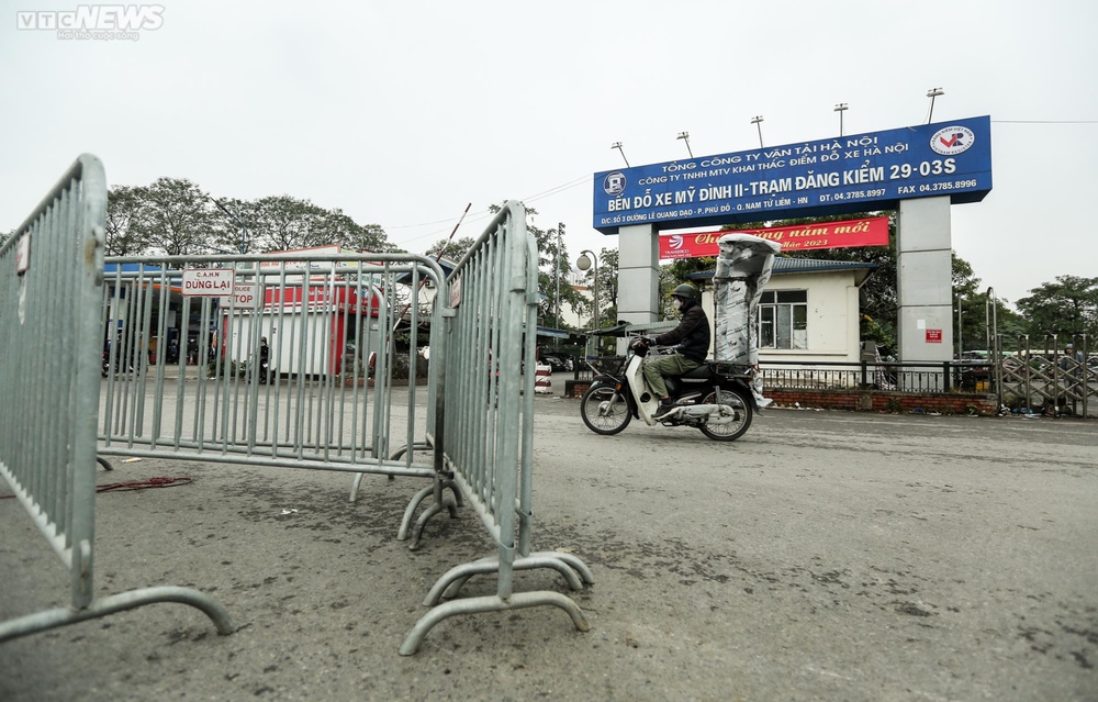 Cảnh ‘cửa đóng then cài’ của các trung tâm đăng kiểm ở Hà Nội - Ảnh 6.