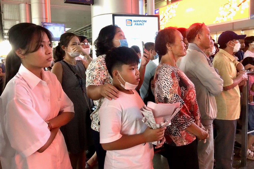 PS ảnh: Những cuộc gặp rơi nước mắt giữa sân bay Tân Sơn Nhất - Ảnh 2.