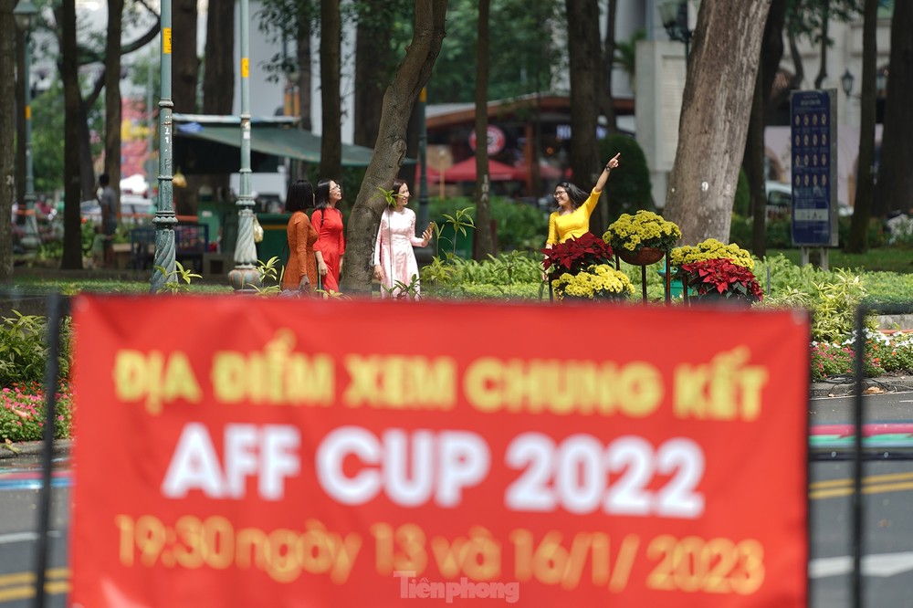 Màn hình ‘khủng’ trên đường Lê Duẩn sẵn sàng phục vụ người dân xem chung kết AFF Cup 2022 - Ảnh 10.