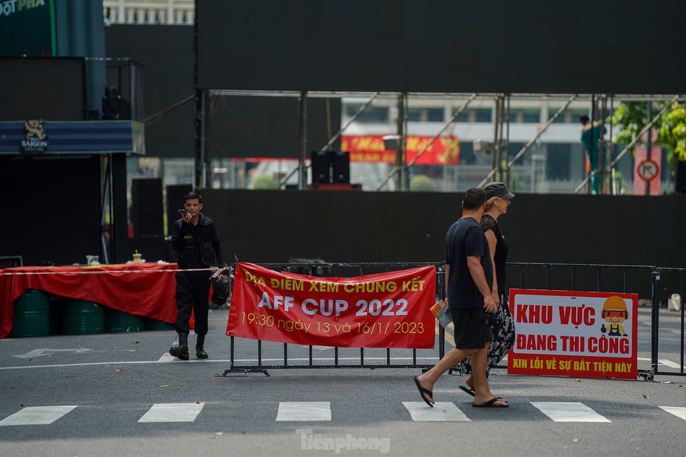 Màn hình ‘khủng’ trên đường Lê Duẩn sẵn sàng phục vụ người dân xem chung kết AFF Cup 2022 - Ảnh 5.