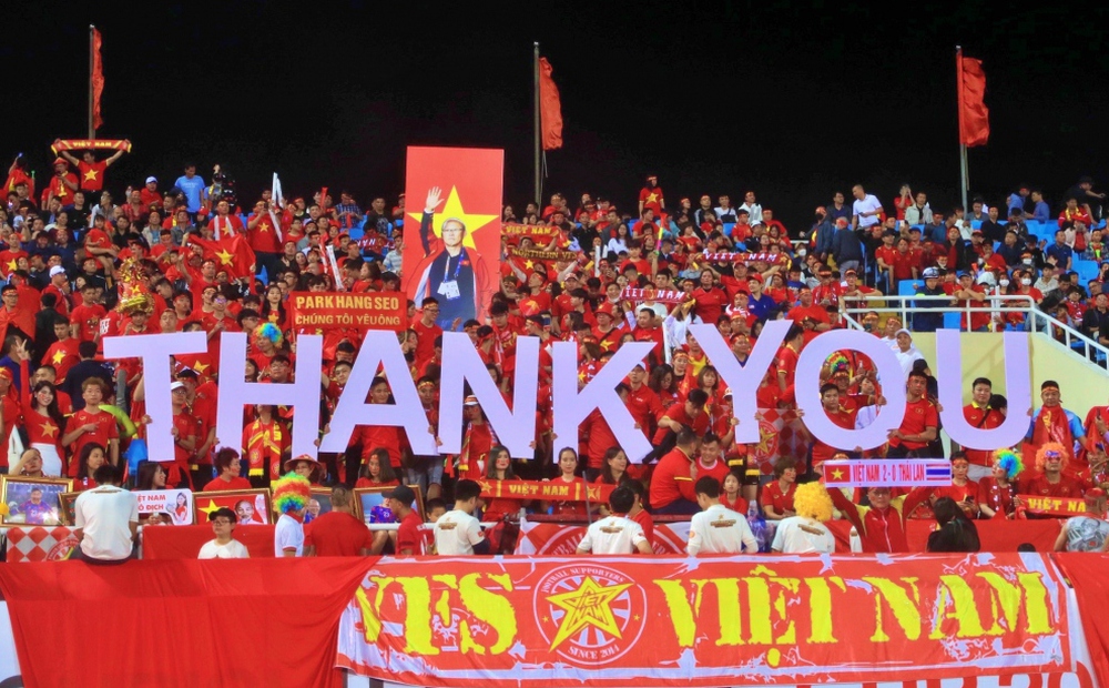 Cổ động viên tri ân HLV Park Hang Seo trước trận ĐT Việt Nam - ĐT Thái Lan