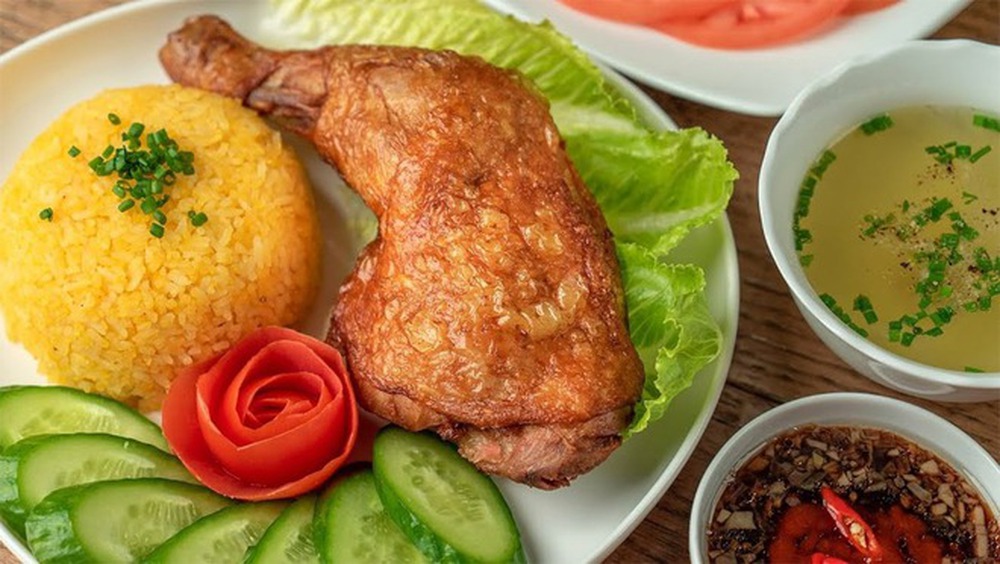 Cậu bé du khách mê mẩn món cơm gà xối “mưa mỡ” đặc biệt tại TP.HCM, khẳng định đây là món gà tuyệt nhất