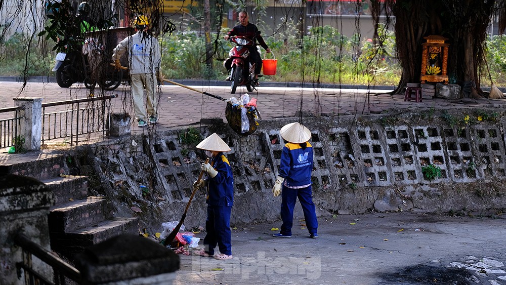 Cá chép vàng bị vây bởi bát hương, lọ hoa sau khi được thả ngày ông Công ông Táo - Ảnh 17.