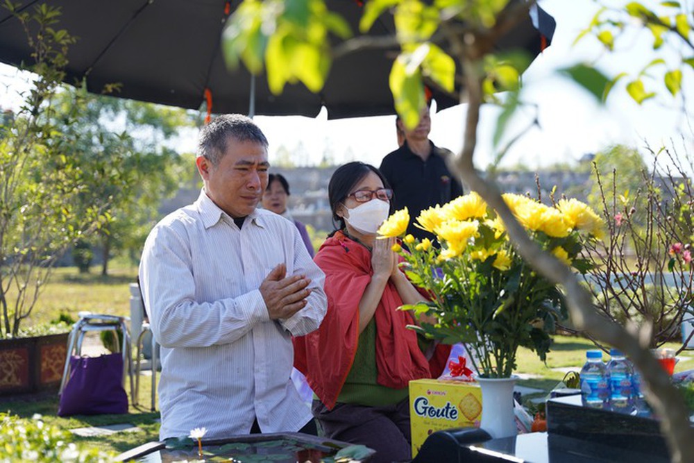 Người đàn ông ngồi hát bên mộ vợ trong lễ tạ mộ ngày cuối năm - Ảnh 3.