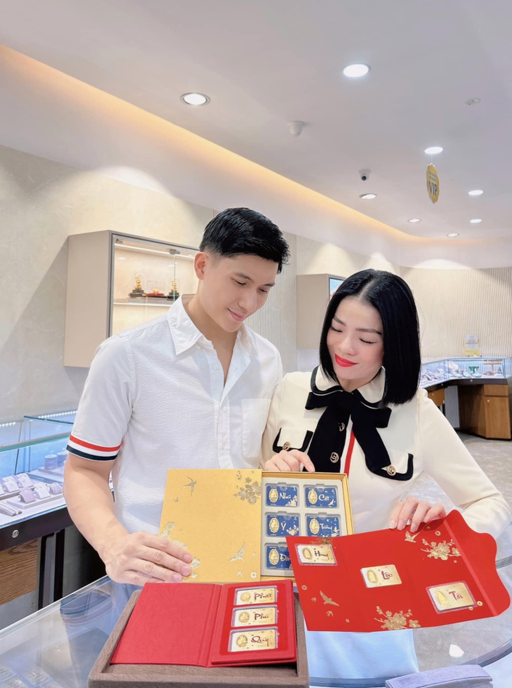 Sao Việt 14/1: Lâm Bảo Châu mua vàng tặng mẹ Lệ Quyên - Ảnh 1.