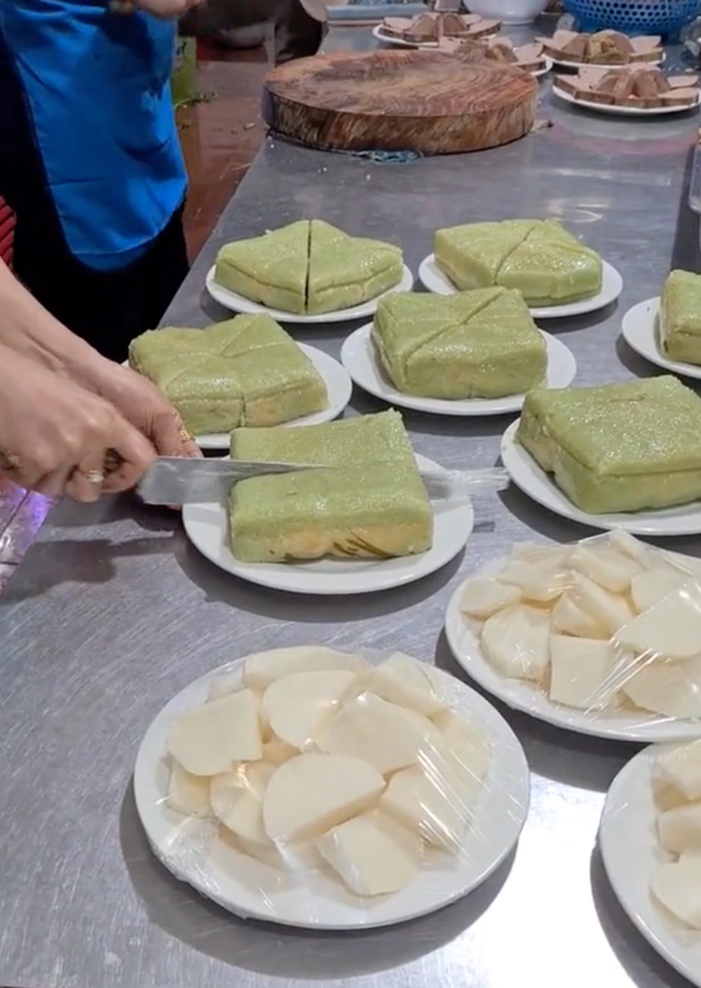 Gần Tết, dân mạng rần rần với cách cắt bánh chưng không dùng lạt cực nhanh gọn